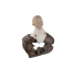mini monge meditando no tronco  - Imagem: 1