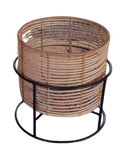 cachepô em rattam com suporte em metal 